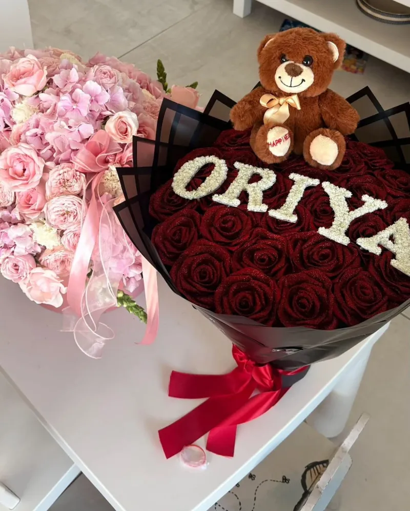 זר ורדים אדומים עם השם ORIYA ודובי חום